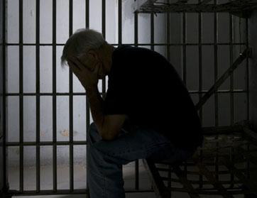 قتل زميله في زنزانة بسبب مخلوقات فضائية