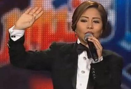 شيرين تثير الدهشة ببدلتها الرجالية 