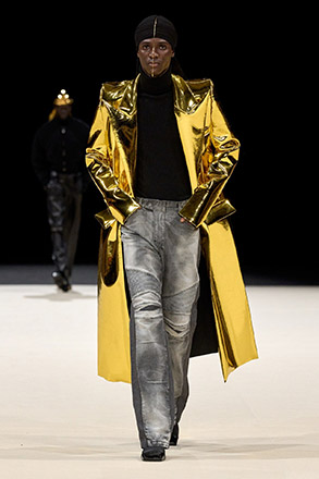علامة Balmain  تعود بقوة إلى عالم الأزياء الرجالية