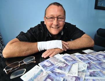 بريطاني يستعيد 980 جنيهاً من 1000 طاروا في الهواء 