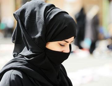 مراسلة متخفية بزي متسولة تحصل على 1000 درهماً خلال 20 دقيقة 