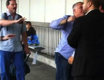 الحارس الشخصي للمغني جاستن بيبير يهاجم ويضرب مصوراً