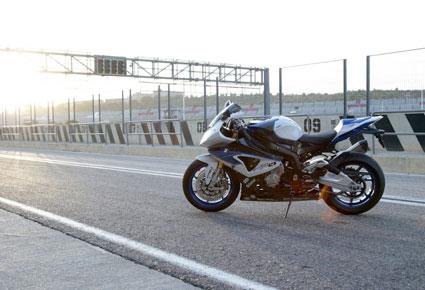BMW  تطلق دراجة HP4 النارية الجذابة الجديدة 