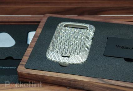BlackBerry Bold 9900 مرصّع من Swarovski 