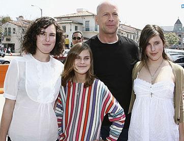  بروس ويليس يصف بناته بالأنانيات والمدللات