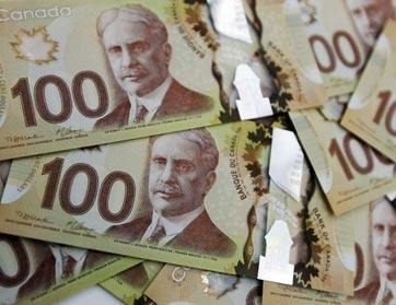 مشردة تعثر على حقيبة فيها أكثر من 10 آلاف دولار وتعيدها إلى مالكتها