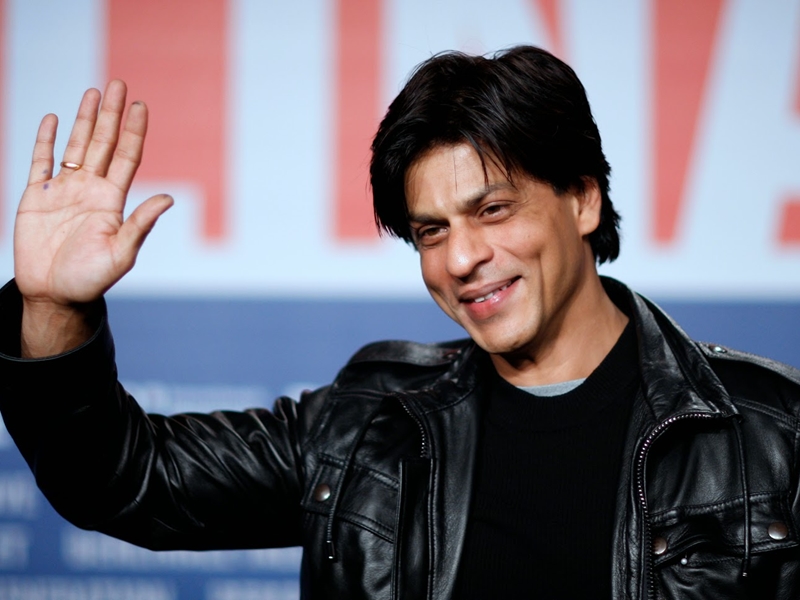 شاروخان يفاجئ إحدى معجباته في عيد ميلادها... شاهد هديته المميزة