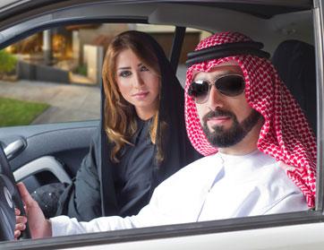 ضبط شابين في السعودية بـ”وضع مخل” يعلمان فتاة قيادة السيارة 