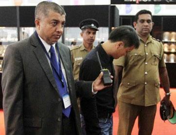رجل يحاول سرقة ماسة بـ13 ألف دولار عبر إبتلاعها