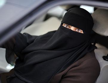 سعودية تسرق سيارة زوجها أثناء نومه لتمارس التفحيط