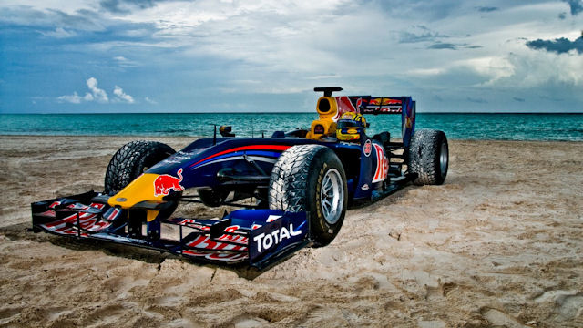 تجربة سيارة Formula 1 على الشاطئ