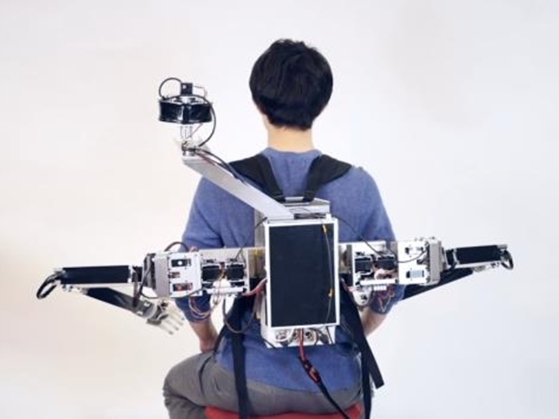 يمكن التحكم بها عن بعد: حقيبة ظهر غريبة تمنح مرتديها ذراعين إضافيين