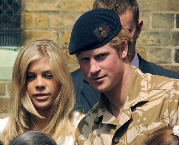 ما هي التفاصيل التي كشفها اختراق هاتفي الأمير هاري وصديقته السابقة؟