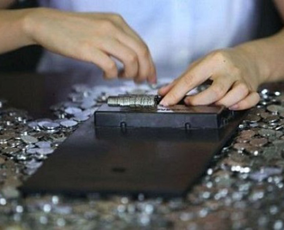 صيني يدفع غرامته بالعملات المعدنية
