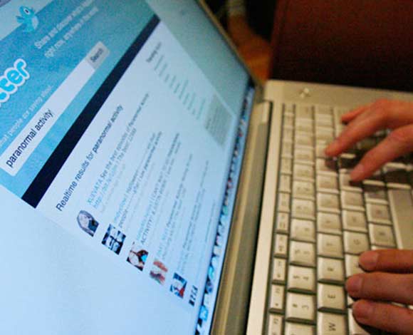 طبيب إماراتي يحوّل صفحته على «تويتر» إلى عيادة إلكترونية