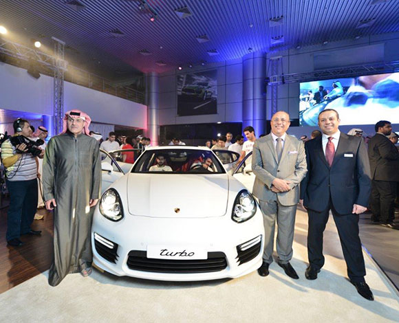 مركز بورشه السعودية يعلن عن وصول باناميرا الجديدة