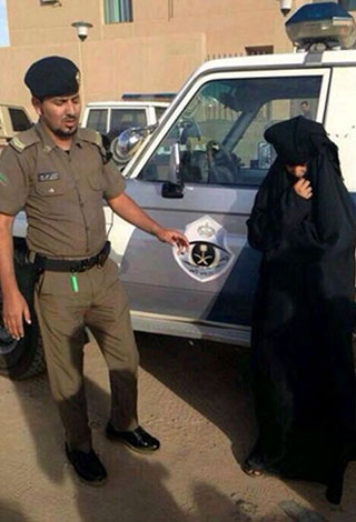 شاب سعودي يتسول بزي نسائي