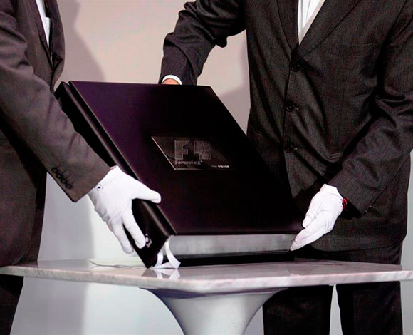  وصول النسخة الرسمية لمجلد سباقات الفورمولا 1 إلى معرض ورلد لكجري إكسبو  