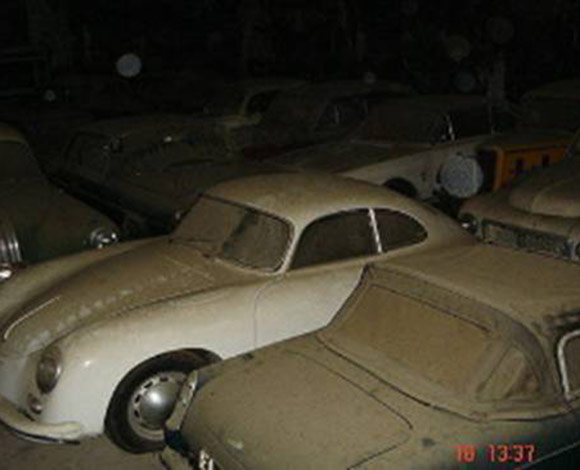 اشترى منزلاً فوجد أكثر من 180 سيارة في مزرعته!