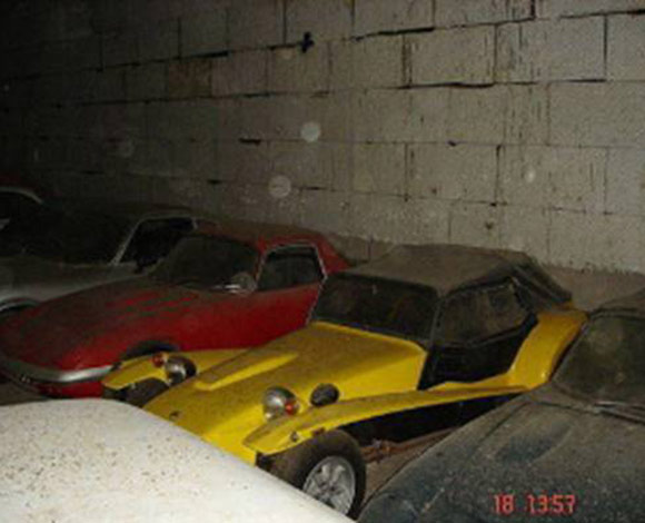 اشترى منزلاً فوجد أكثر من 180 سيارة في مزرعته!