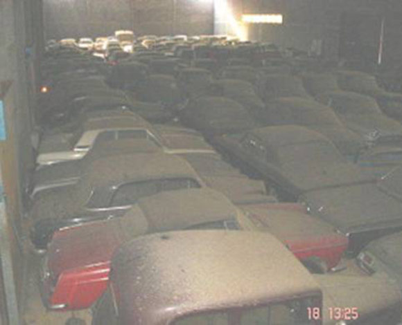 اشترى منزلاً فوجد أكثر من 180 سيارة في مزرعته!