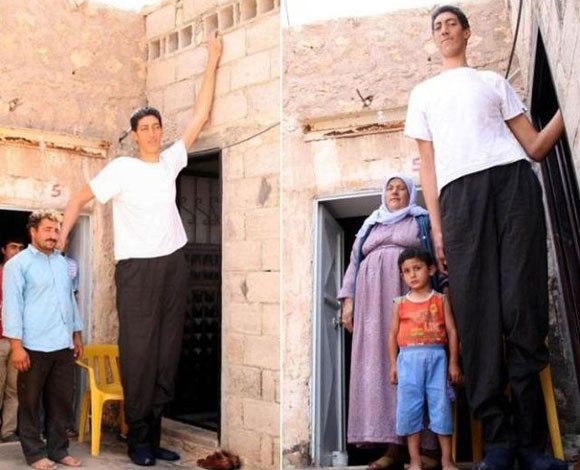 سلطان كوزن الرجل الأطول في العالم  بـ2.51 متراً