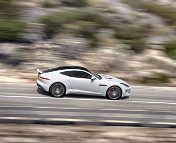 جاكوار تكشف من دبي عن F-Type كوبيه ذات الفخامة والقوة الخارقة
