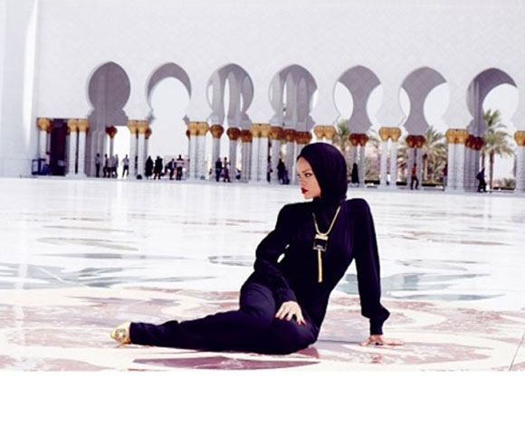 صور ريهانا تثير إستياء إدارة مسجد الشيخ زايد
