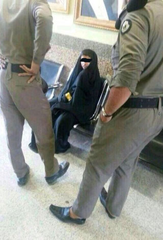 شاب سعودي يتسول بزي نسائي