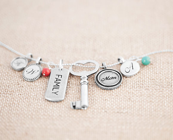 Origami Owl شركة تأسست بنقود جليسة أطفال شابة  
