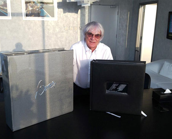  وصول النسخة الرسمية لمجلد سباقات الفورمولا 1 إلى معرض ورلد لكجري إكسبو  