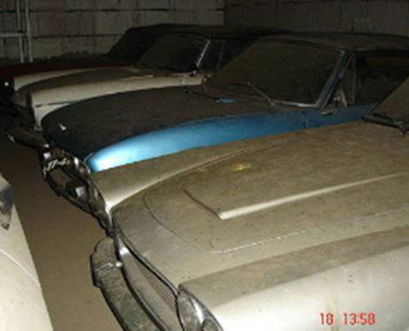 اشترى منزلاً فوجد أكثر من 180 سيارة في مزرعته!