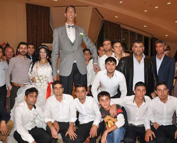 سلطان كوزن الرجل الأطول في العالم  بـ2.51 متراً