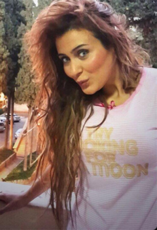 فرح يوسف تنشر صوراً لها بالبيجاما عبر تويتر