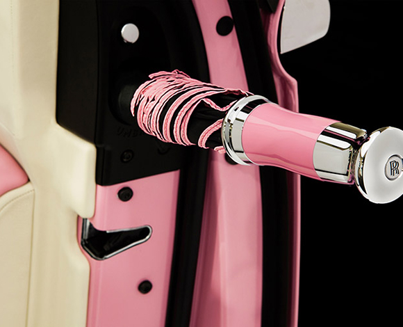 من هي الأميرة الإماراتية صاحبة الرولز الرويس الزهرية اللون؟