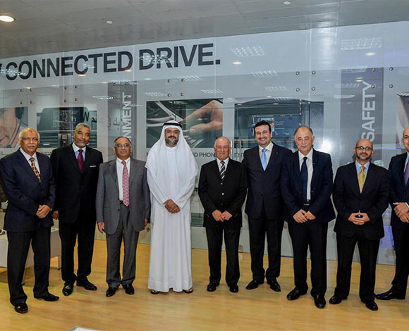 نائب حاكم إمارة الشارقة يلقي نظرة عن كثب على سيارة BMW X5 الجديدة  