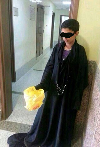 شاب سعودي يتسول بزي نسائي