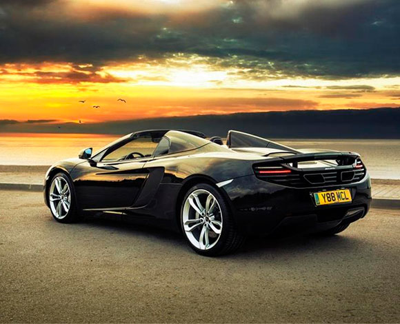  وصول النسخة الرسمية لمجلد سباقات الفورمولا 1 إلى معرض ورلد لكجري إكسبو  