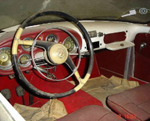 اشترى منزلاً فوجد أكثر من 180 سيارة في مزرعته!