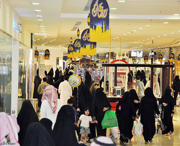 مول شهير بجدة يعرض "تي شيرت" نسائياً يحمل رسوماً إباحية