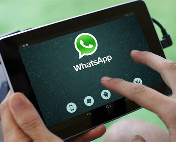 سعودي يطلق زوجته بالخطأ عبر الواتساب