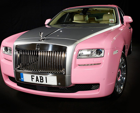 من هي الأميرة الإماراتية صاحبة الرولز الرويس الزهرية اللون؟