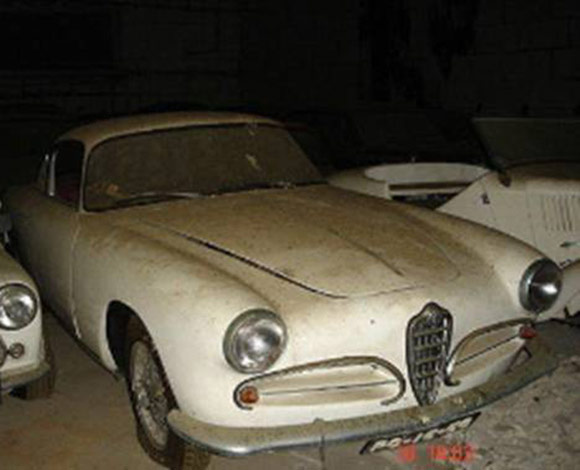 اشترى منزلاً فوجد أكثر من 180 سيارة في مزرعته!