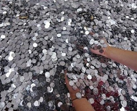 صيني يدفع غرامته بالعملات المعدنية