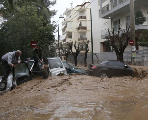 إنقاذ فتاة يونانية علقت بسيارتها في السيول 