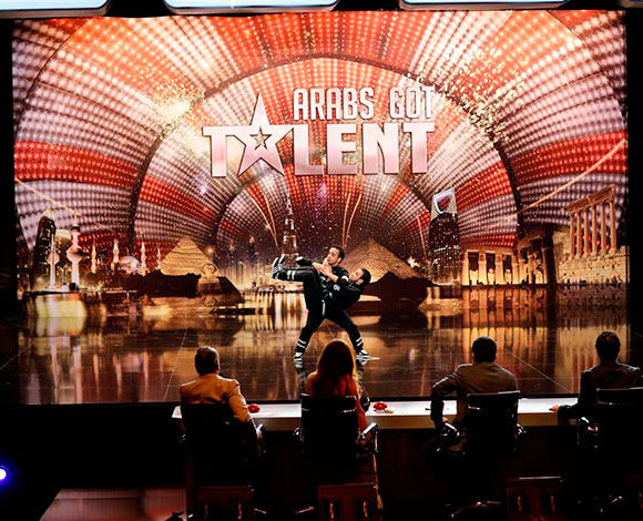 رجال يتنافسون في الرقص في الحلقة الخامسة من "Arabs Got Talent" 