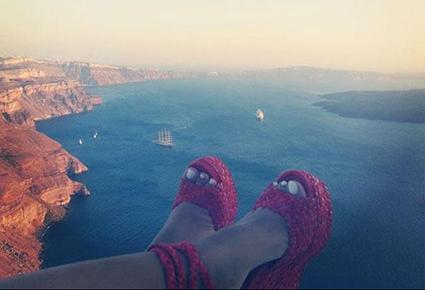 بالصور- ميريام فارس تسبح في سانتوريني