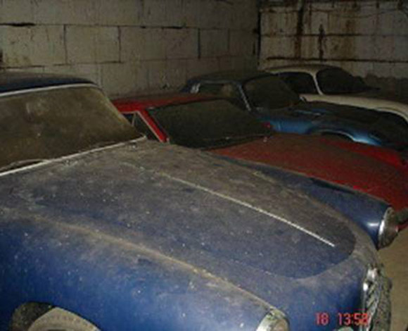 اشترى منزلاً فوجد أكثر من 180 سيارة في مزرعته!