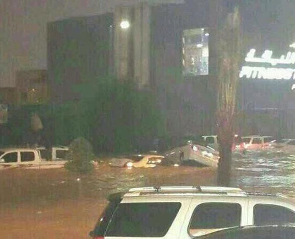 العاصمة السعودية تغرق في الفيضانات  