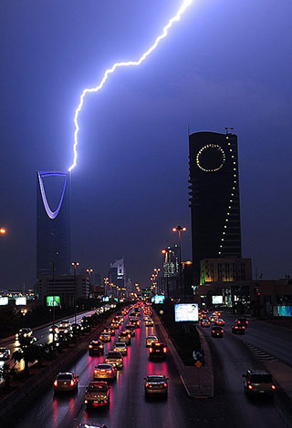 العاصمة السعودية تغرق في الفيضانات  